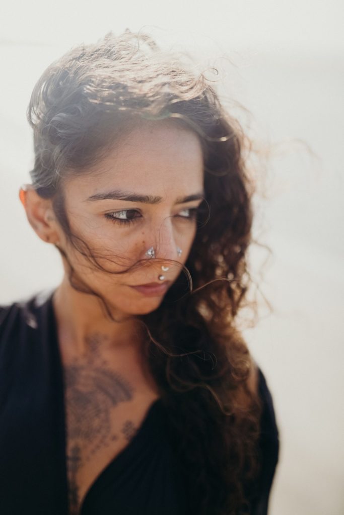 Femme avec piercing nez - Steelbox studio piercings à Montpellier